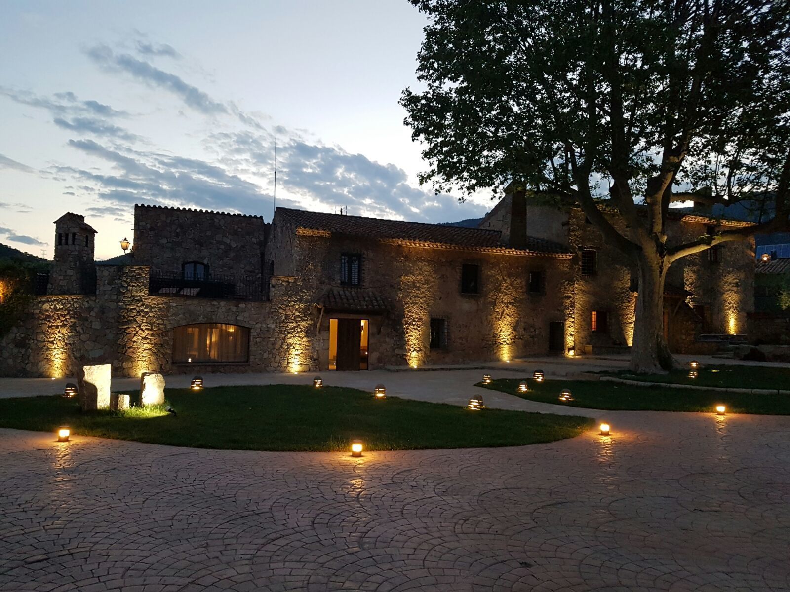 施設の正面 (日没後)