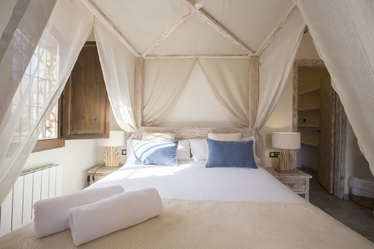 Superior Double Room | Minibar, in-room safe, desk, blackout drapes