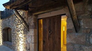 A stone building with a wooden door and a small window. - Mas del Sord 1335 (L'Albiol)