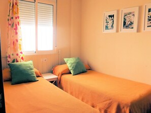 2 slaapkamers, een bureau, een strijkplank/strijkijzer, reisbedje