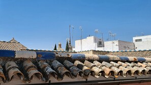 Un toit-terrasse doté d’une toiture traditionnelle en tuiles et de plusieurs antennes.