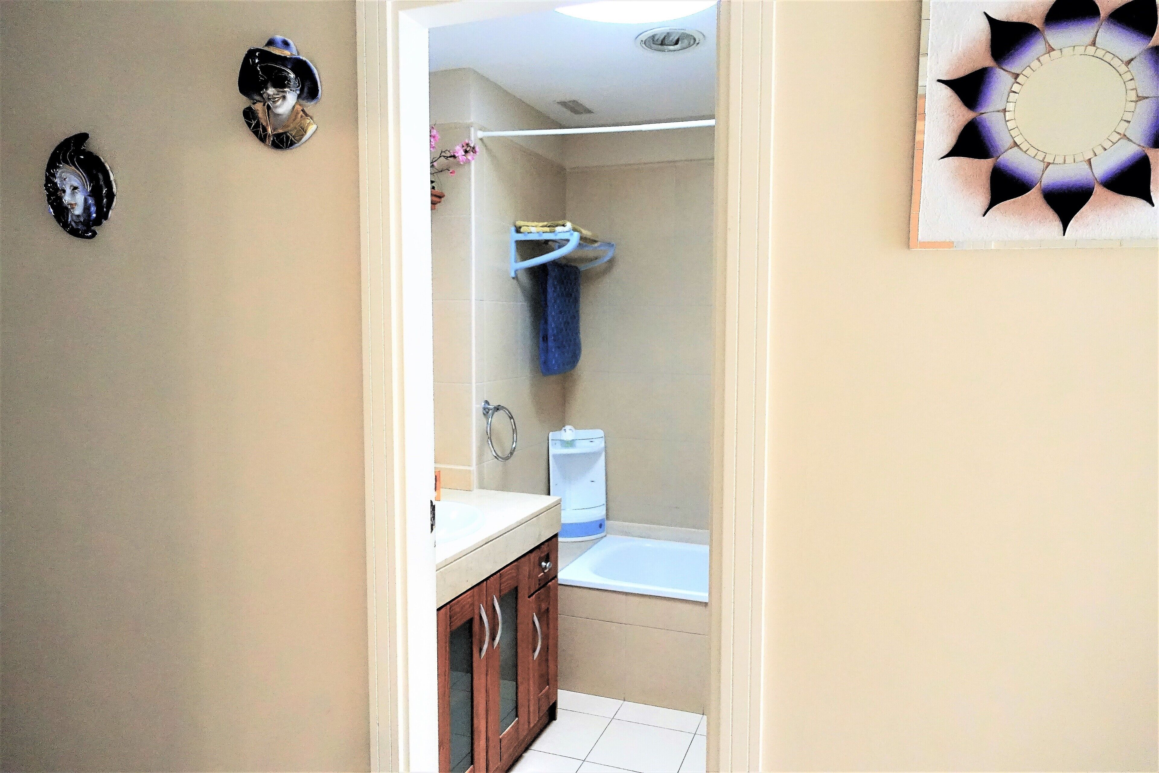 Un baño con ducha, inodoro y lavabo.