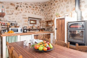 Dining - Mountains cottage near the sea for sightseeing and enjoying nature 20% off March (Fornalutx)