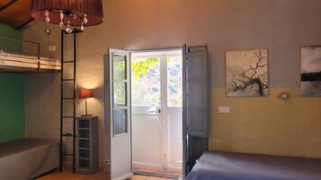 2 slaapkamers, een bureau, een strijkplank/strijkijzer, reisbedje