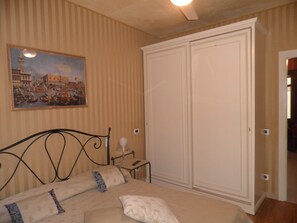 2 bedrooms, iron/ironing board, free WiFi, bed sheets - Near Ponte di Rialto, fish and fruit market, all kinds of shops (Venezia)
