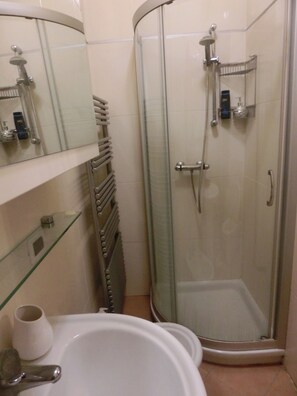 Shower, hair dryer, bidet, towels - Near Ponte di Rialto, fish and fruit market, all kinds of shops (Venezia)