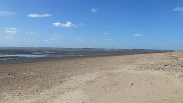 Plage à proximité, chaises longues