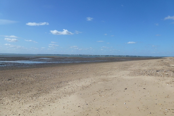 Perto da praia, espreguiçadeiras
