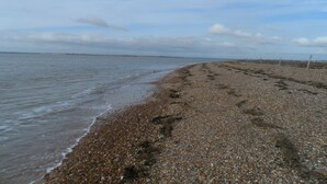 Nær stranden og solsenger