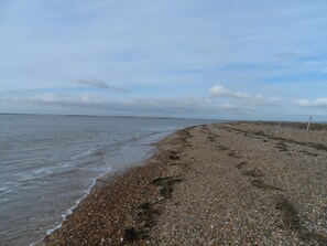 Beach nearby, sun loungers - Cozy comfortable cottage by the sea and water, surrounded by fields and space (Lee over Sands)