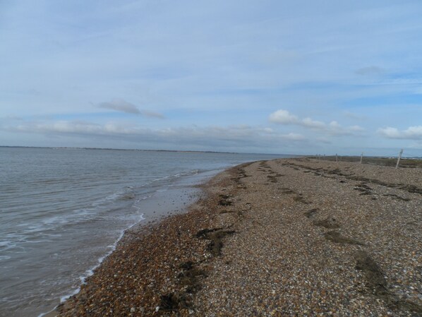 Nær stranden og solsenger