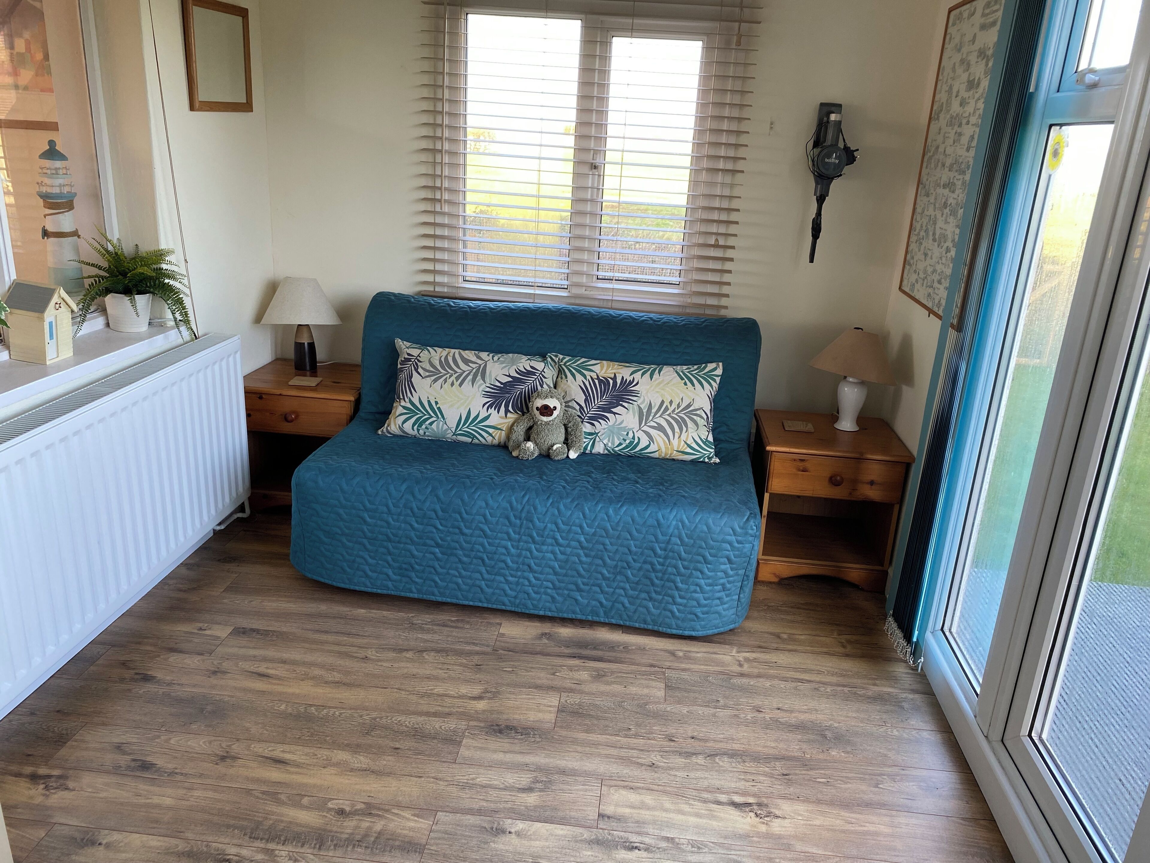 Smart-tv, een dvd-speler, boeken en een stereo