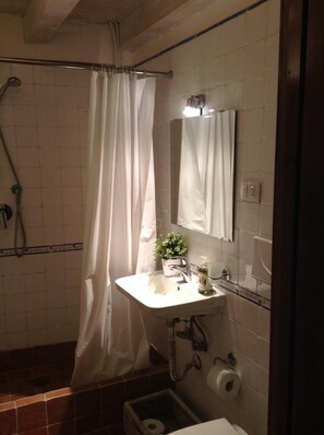 Duschwanne, Haartrockner, Bidet, Handtücher