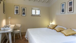 4 slaapkamers, een strijkplank/strijkijzer, gratis wifi, beddengoed