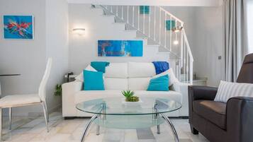 Een smart-tv, een tafeltennistafel en boeken