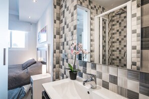 Shower, hair dryer, bidet, towels -  Beautiful  Poolside Corner Villa Private Garden Walk to Beaches (Marbella)
