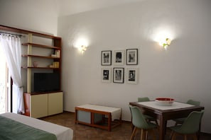 1 bedroom, iron/ironing board, internet, bed sheets - Caracciolo Lounge in the historic center of Cefalù (cefalù)