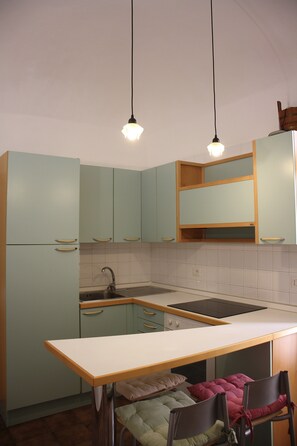 Fridge, microwave, oven, stovetop - Caracciolo Lounge in the historic center of Cefalù (cefalù)