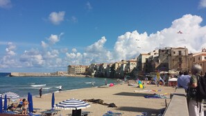 Beach - Caracciolo Lounge in the historic center of Cefalù (cefalù)