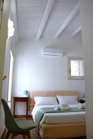 1 bedroom, iron/ironing board, internet, bed sheets