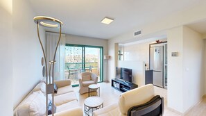 Smart TV, Netflix, DVD player, books - Sunny apartment 500m from the sea with 80m2 private terrace, (Torre del Mar)