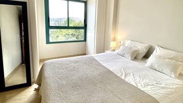 3 Schlafzimmer, BĂŒgeleisen/BĂŒgelbrett, kostenloses WLAN, BettwĂ€sche