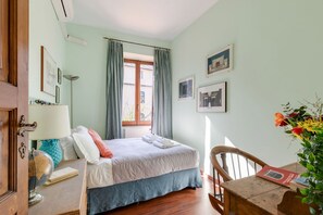 2 soverom, strykejern/-brett, internettilgang og sengetøy