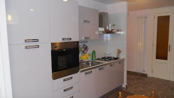 Fridge, oven, stovetop, coffee/tea maker