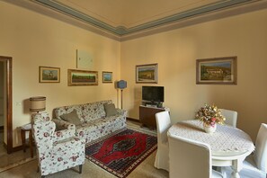 Televisión, reproductor de DVD, biblioteca musical y videoteca 