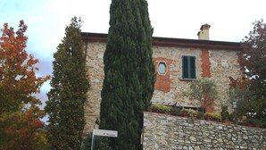 A stone building with a sign reading "P. Picasso".