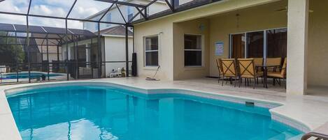 Piscine chauffée, chaises longues