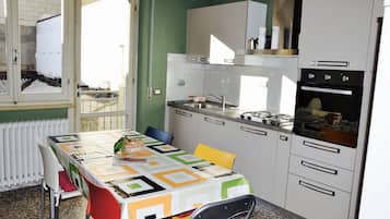 Fridge, oven, stovetop, dishwasher