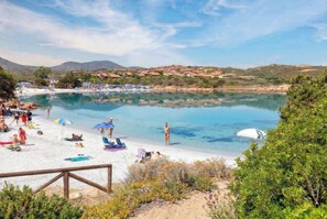 Una spiaggia nelle vicinanze, lettini da mare