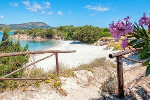 Una spiaggia nelle vicinanze, lettini da mare
