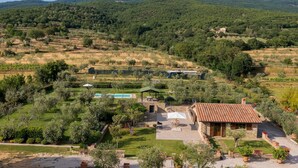 A villa with a patio, outdoor seating, a swimming pool, and a view of the surrounding hills. - Vinciluna 4, Emma Villas (Scanizza)