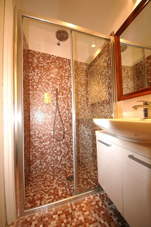 Doccia, asciugacapelli, bidet, asciugamani