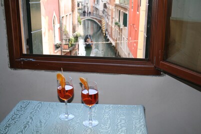 WONDERFUL CANAL VIEW, RELAXING TERRACE, CITY CENTER, FREE WIFI, CONDITIONING AIR