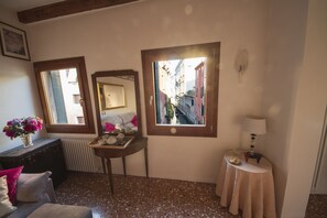 TV, DVD player, books, stereo