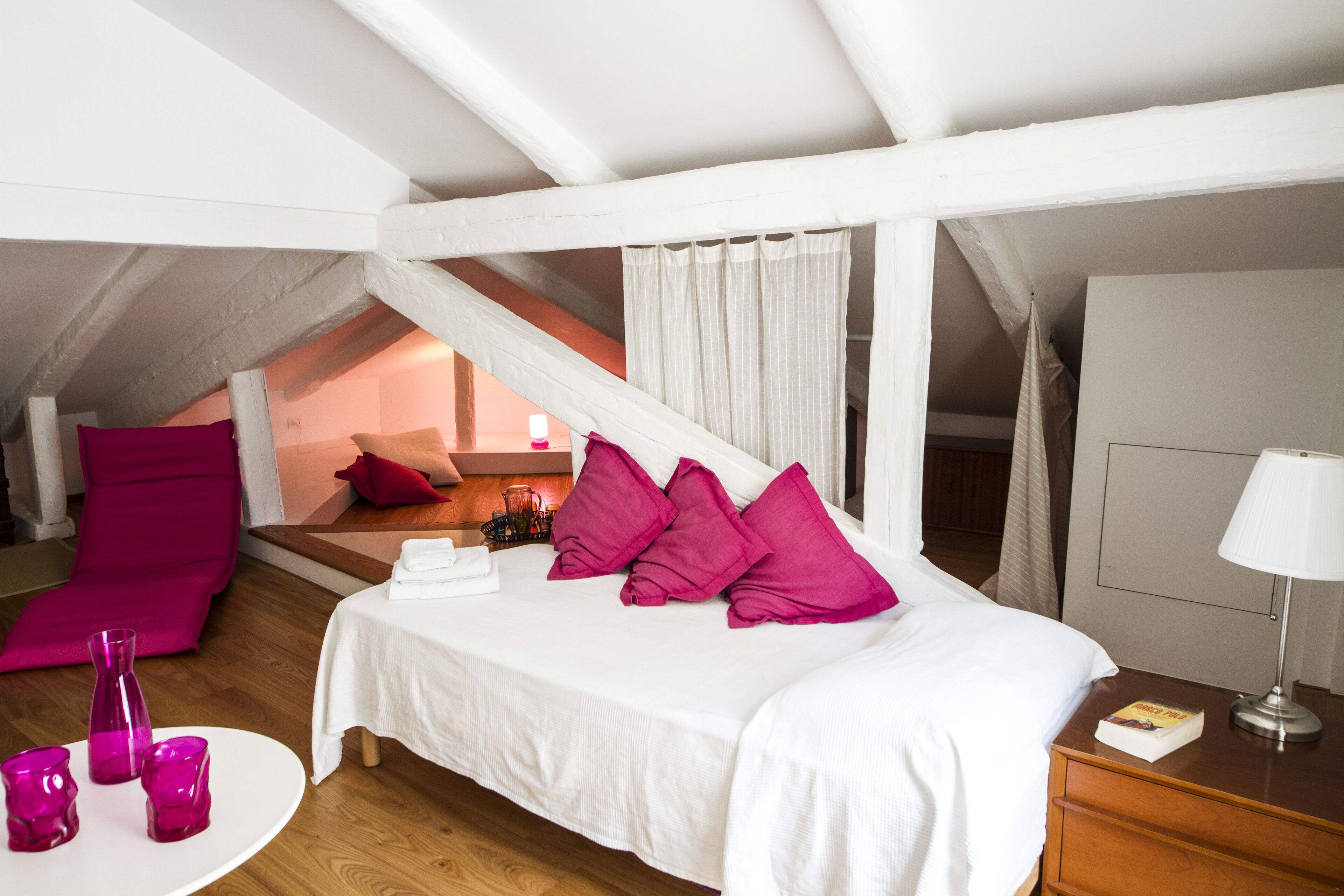 3 slaapkamers, een strijkplank/strijkijzer, gratis wifi, beddengoed