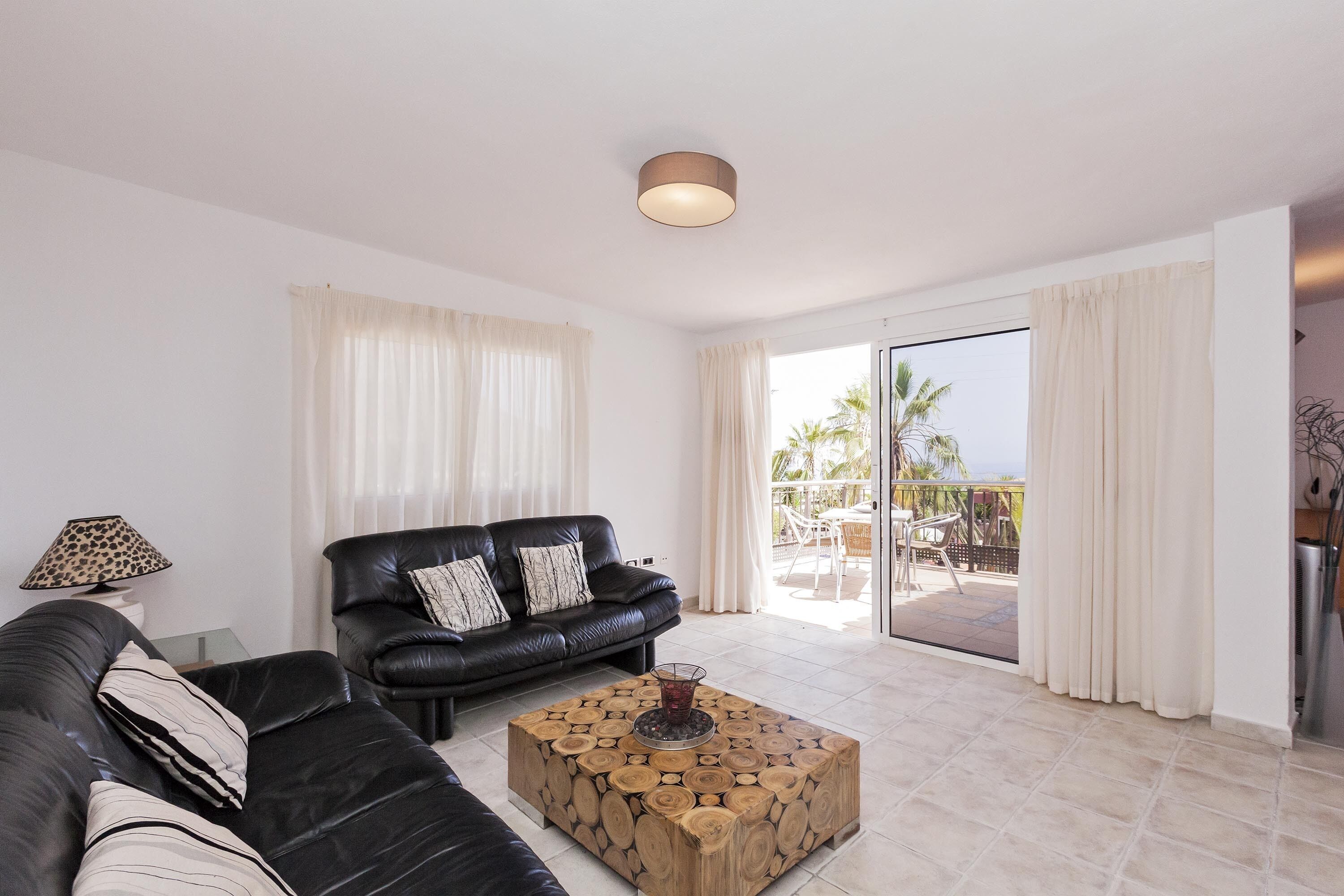 تلفزيون ذكي، مدفأة، كُتُب