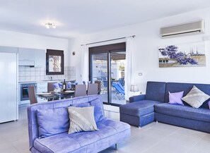 Télévision, cheminée, baby-foot, table de tennis de table