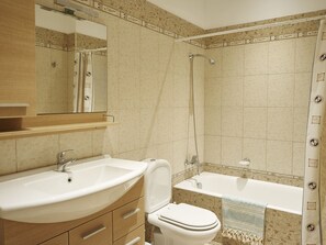 Combined shower/bathtub, hair dryer, towels, soap