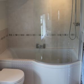 Ensemble douche/baignoire, sĂšche-cheveux, serviettes fournies