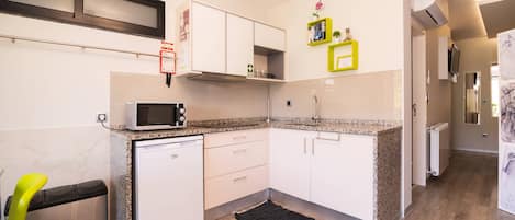 Fridge, microwave, stovetop, coffee/tea maker