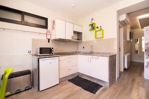 Jääkaappi, mikroaaltouuni, liesi, kahvin-/teenkeitin