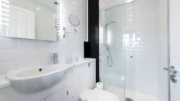 Combined shower/bathtub, hair dryer, towels, soap