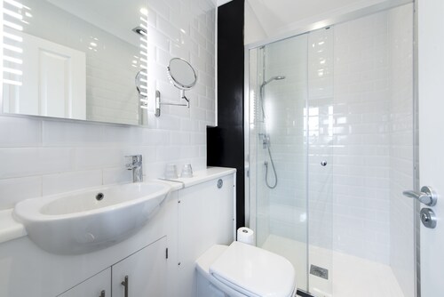 London House, Chiswick, Luxurious, 3 Large Beds - 4 x Bath - GREAT PLACE TO STAY