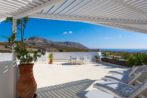 Outdoor dining - Spacious Luxury Private Villa - Heated Pool - Ocean Views (santorini)