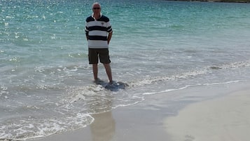 Playa en los alrededores y camastros