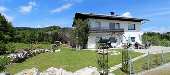 Erittäin tilava ja hyvin varustettu huoneisto, jossa on puutarha ja maatilan eläimet